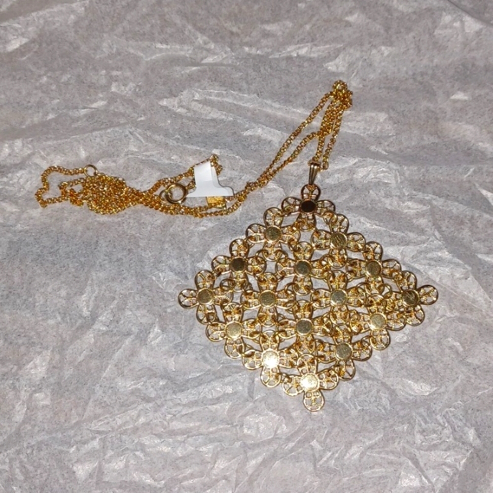 Sarah Coventry Vintage 1971 Golden Petals Pendant Necklace